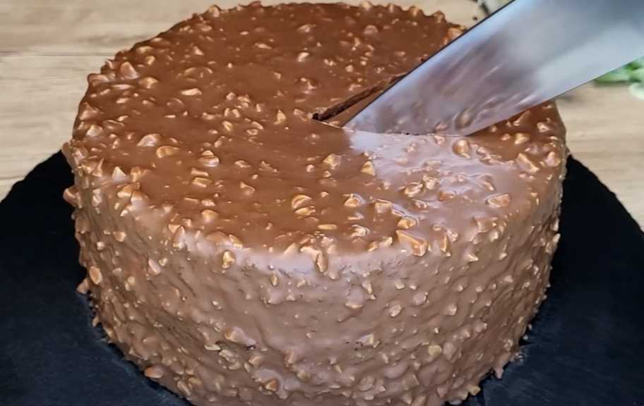 Recette : Gâteau Snickers au caramel et aux cacahuètes