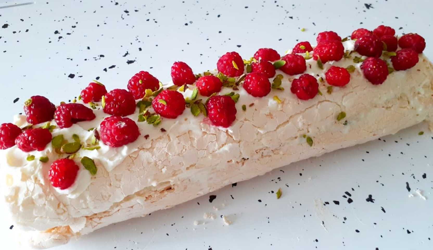 Image du plat : Roulé de meringue à la pâte de pistache et aux fruits rouges