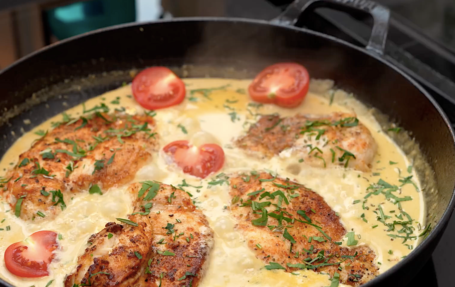 Recette : Poulet croustillant à la sauce crémeuse à l'ail et au parmesan