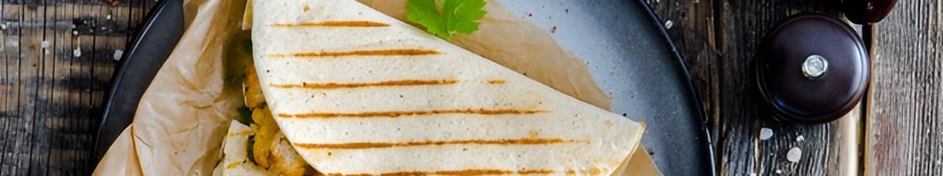 Tortilla cuite à la poêle avec œuf et fromage