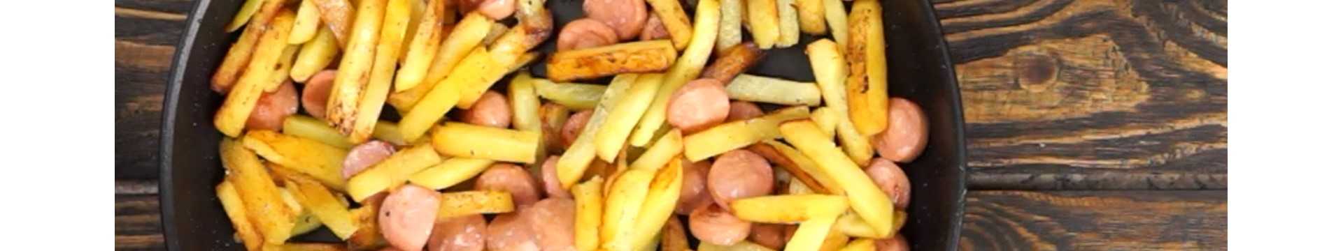 Pommes de terre sautées avec des saucisses dans une poêle