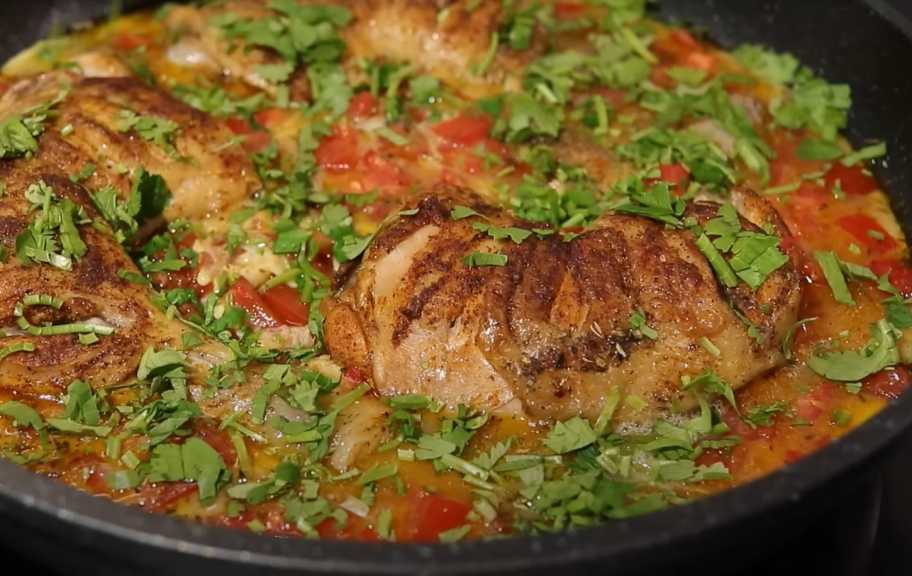 Plat : Cuisses de poulet poêlées avec œufs et tomates