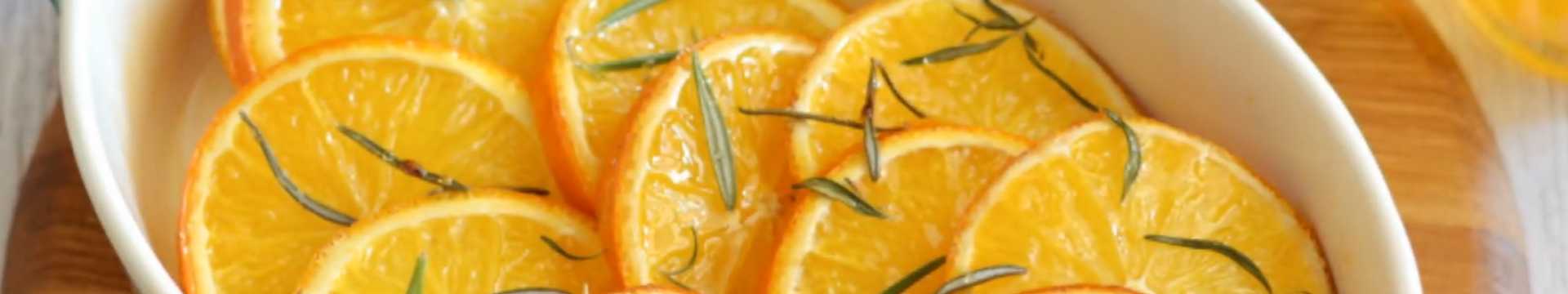 Oranges cuites au four avec du romarin et du miel