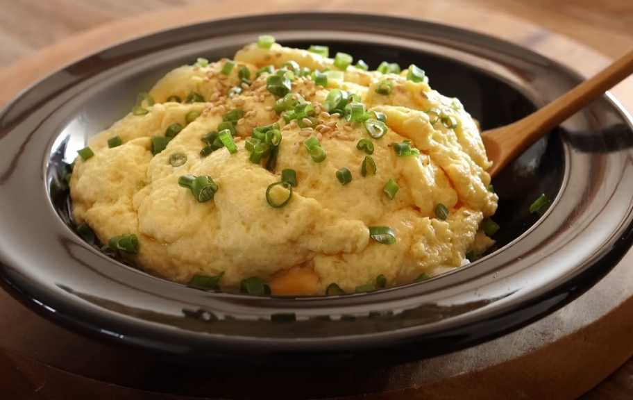 Recette : Omelette « bouillie » au fromage et aux oignons
