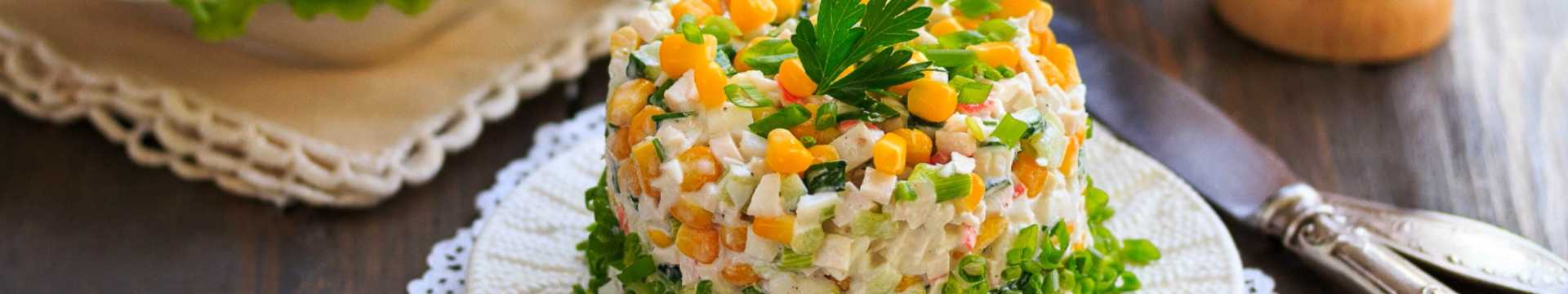 Salade de crabe avec maïs et concombre