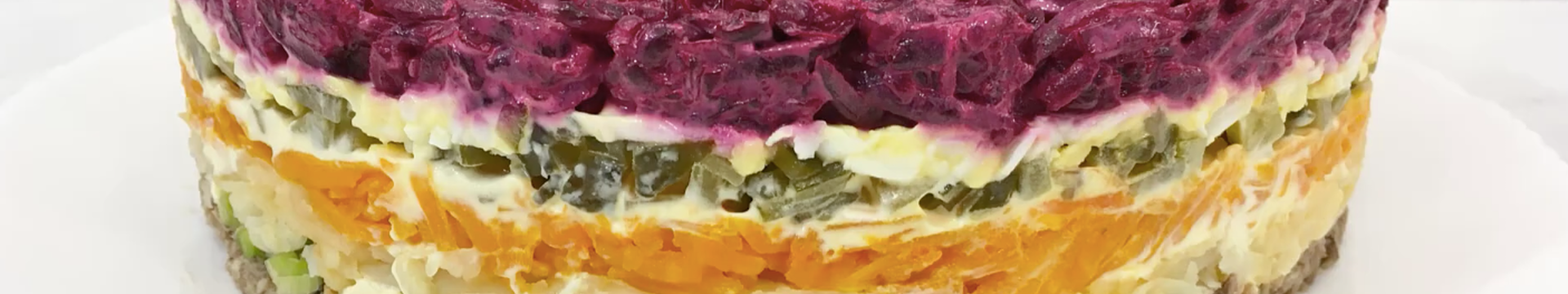 Hareng sous un manteau de fourrure avec des sprats