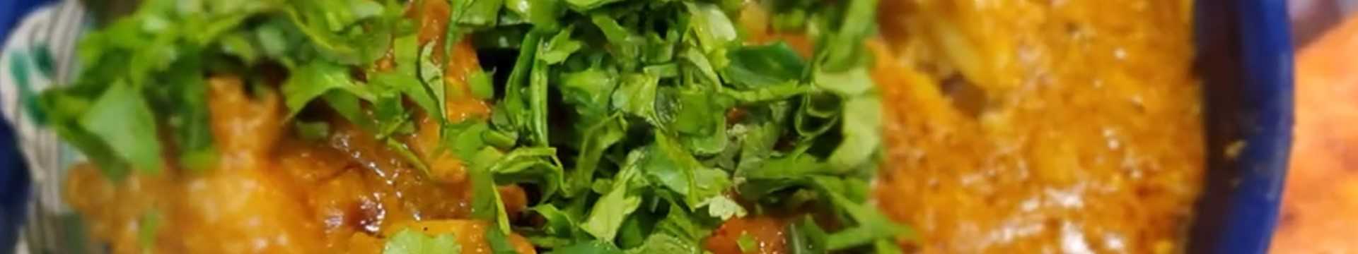 Poulet au curry dans une poêle