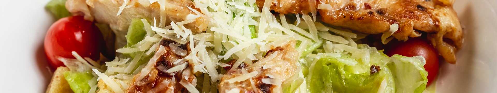 Salade César au poulet et croûtons croustillants