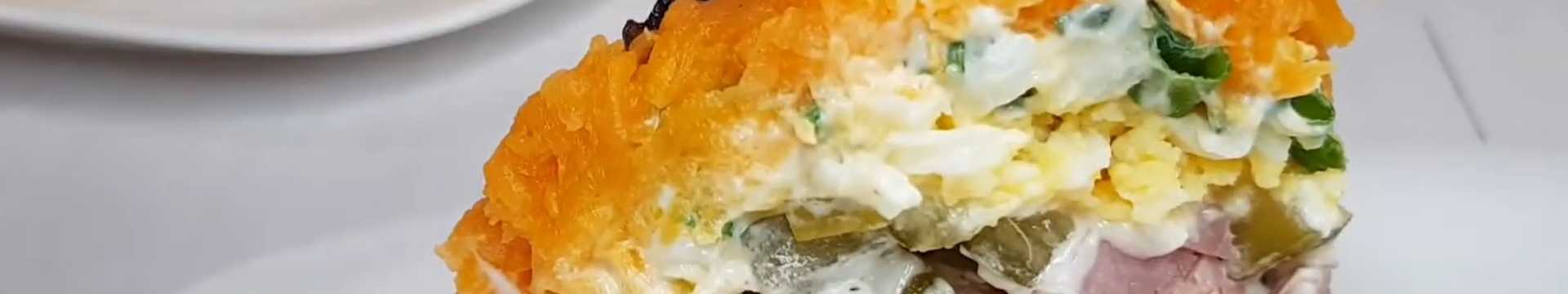 Salade Olivier sous un manteau de fourrure