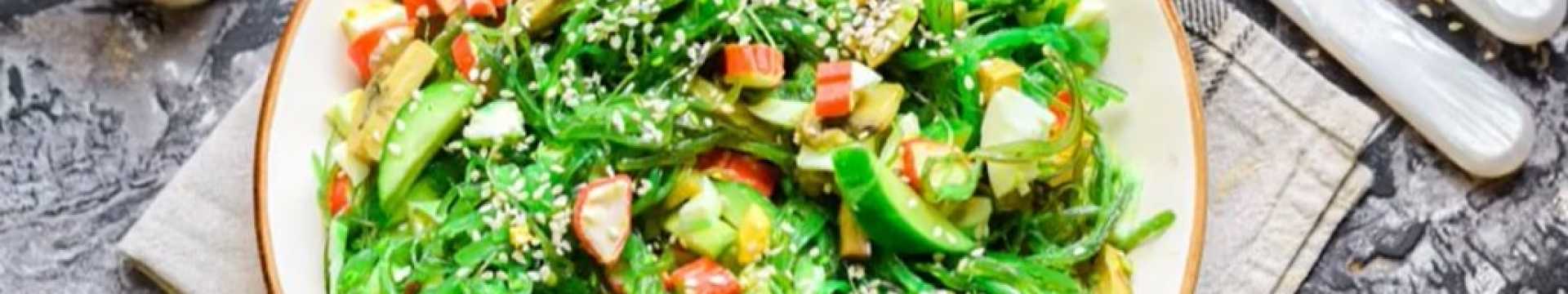 Salade avec chuka et bâtonnets de crabe