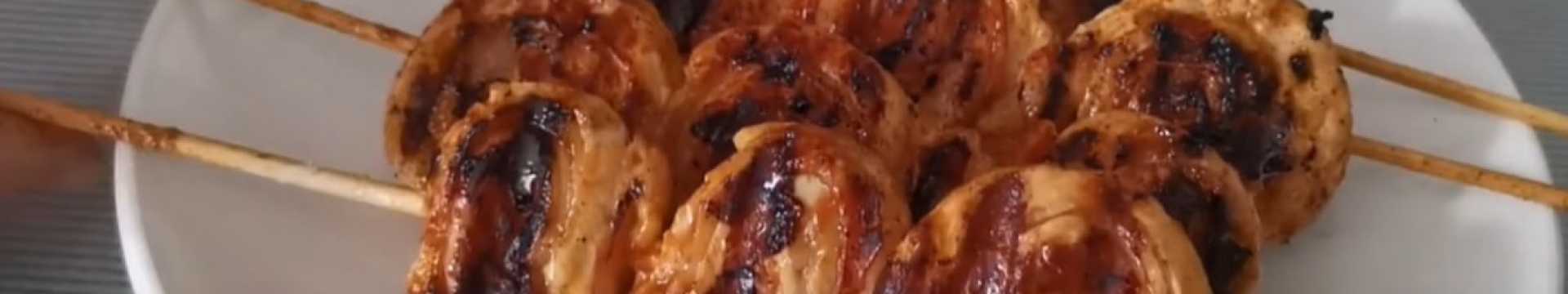 Brochettes de poulet enrobées de bacon