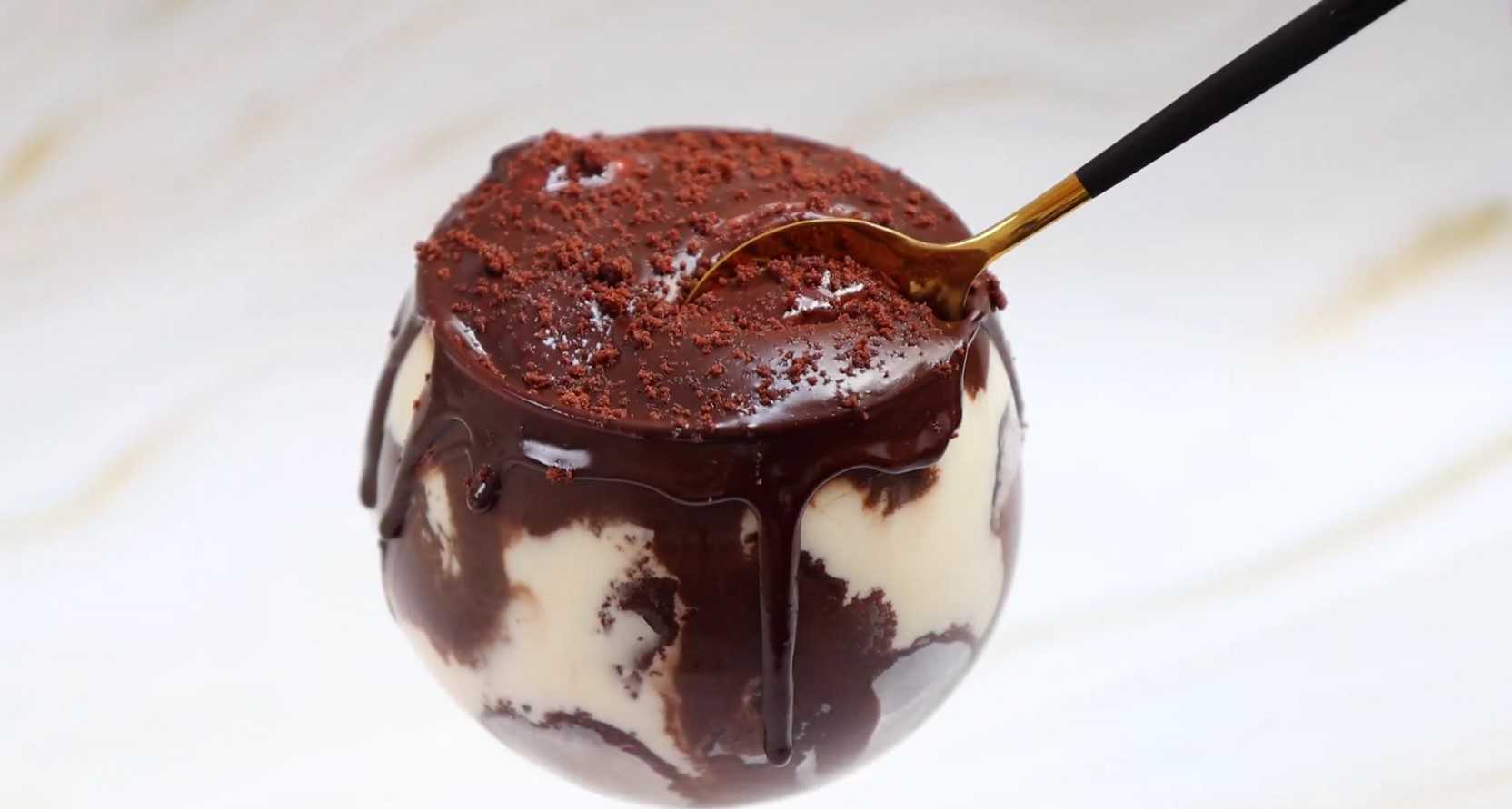 Image du plat : Brownie avec crème fouettée et chocolat