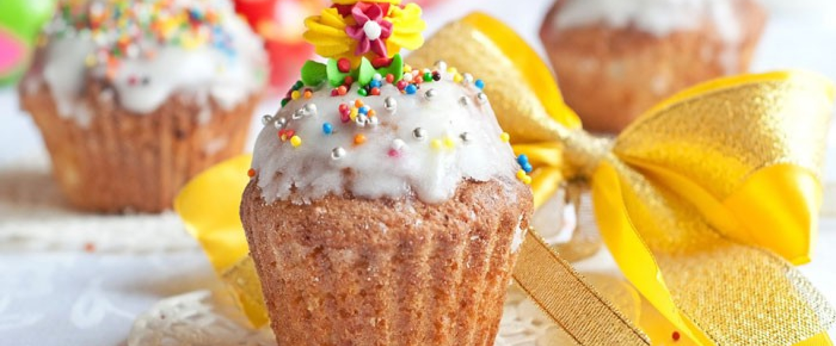 Gâteau de Pâques, paskha et œufs colorés sur la table de fête