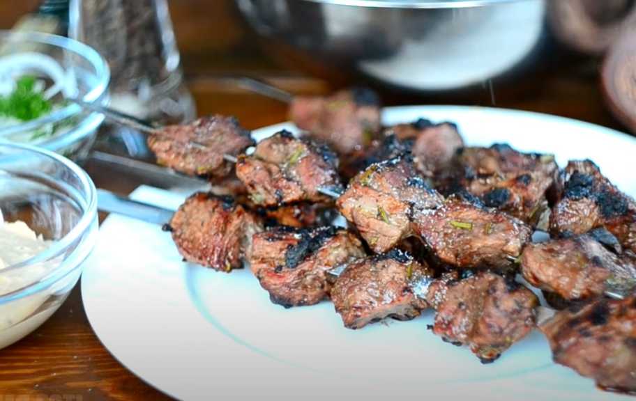 Recette : Le chachlik de bœuf est tendre et juteux.