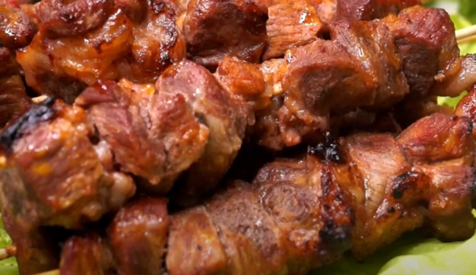 Image du plat : Brochettes de porc sur une plaque de cuisson