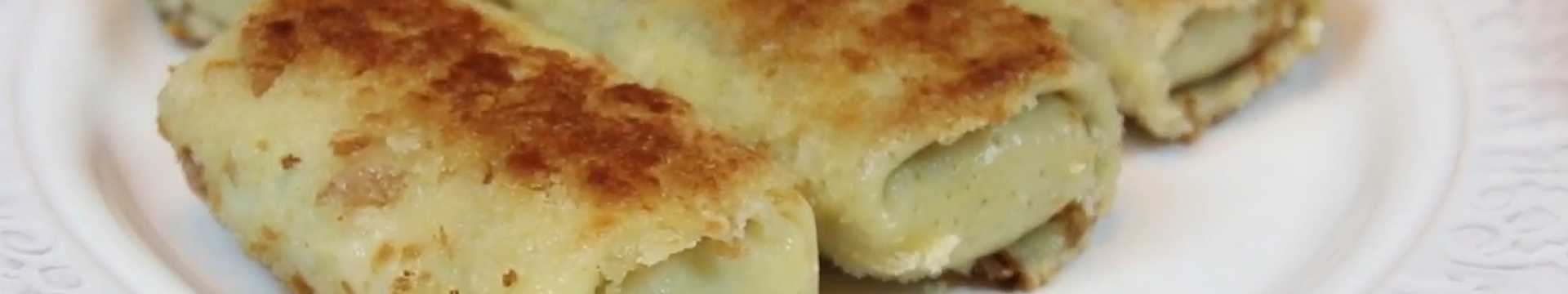 Crêpes avec du riz et des œufs