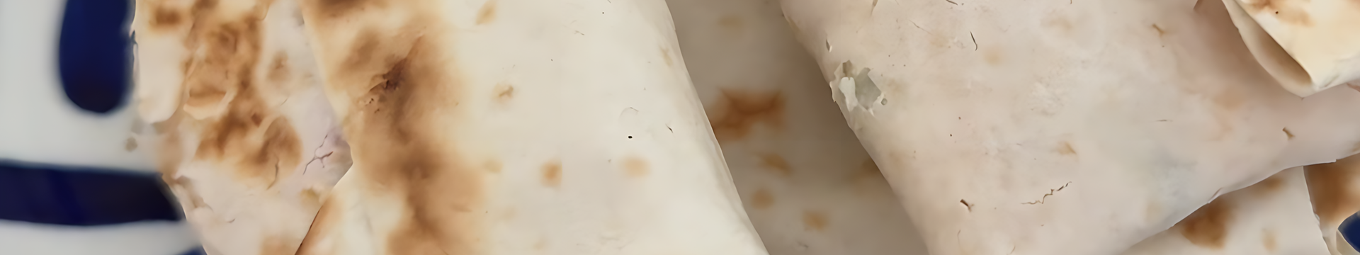 Rouleau de crabe avec œuf et concombre dans du pain pita