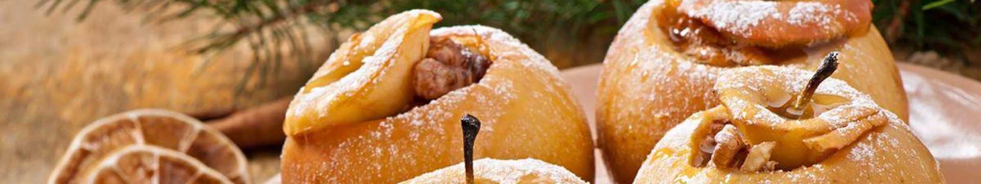 Pommes cuites au four avec de la cannelle, des raisins secs et des noix