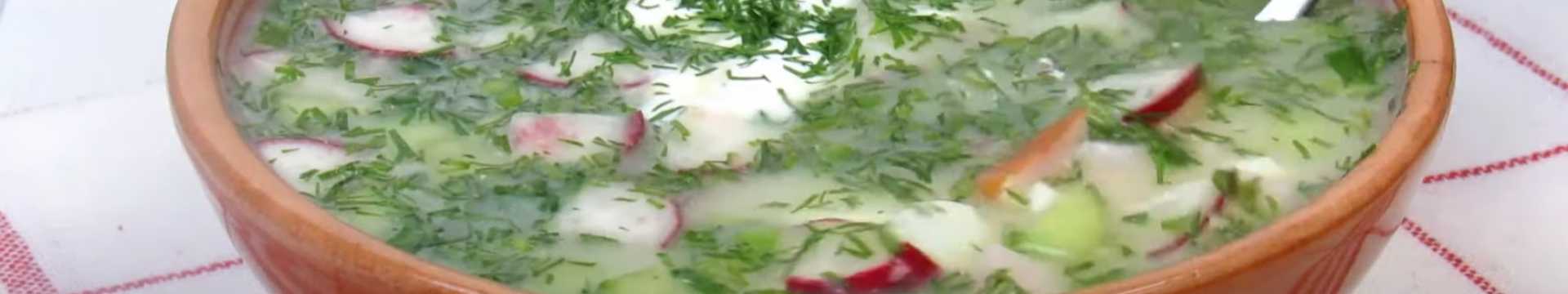 Okroshka classique avec saucisse et kvas, concombre frais et pommes de terre