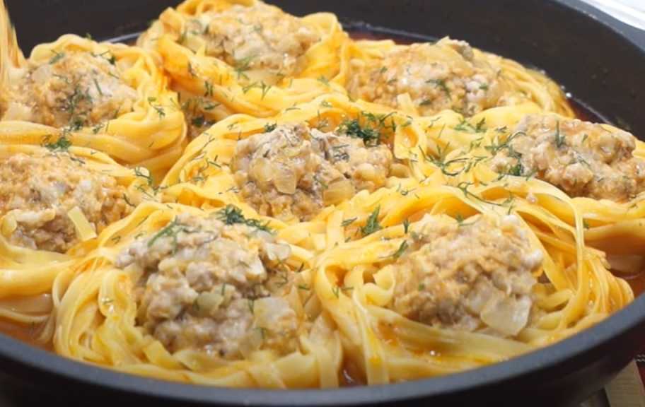 Recette : Nids de pâtes à la viande hachée, poêlés à la sauce tomate