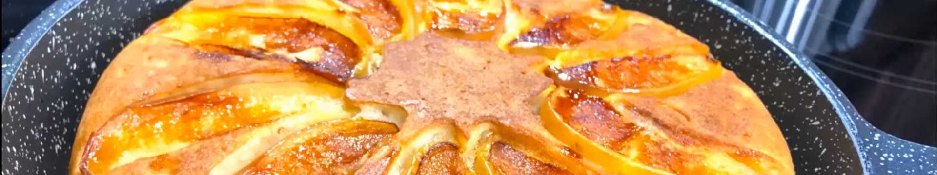 Charlotte avec des pommes dans une poêle