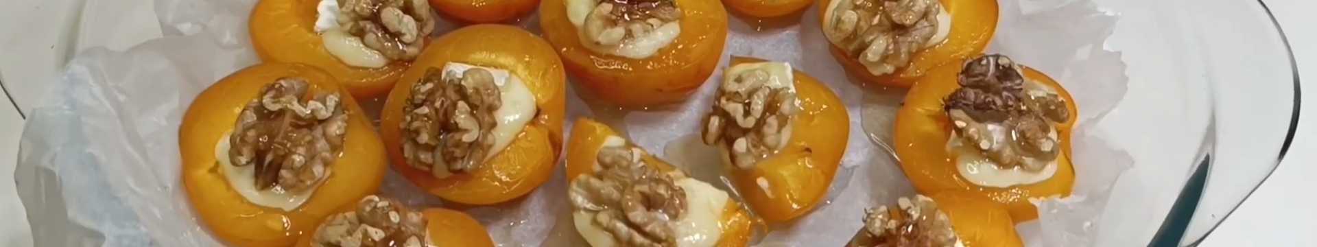 Abricots cuits au four avec du fromage et des noix