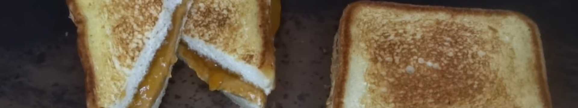 Sandwich classique au beurre de cacahuète et à la confiture