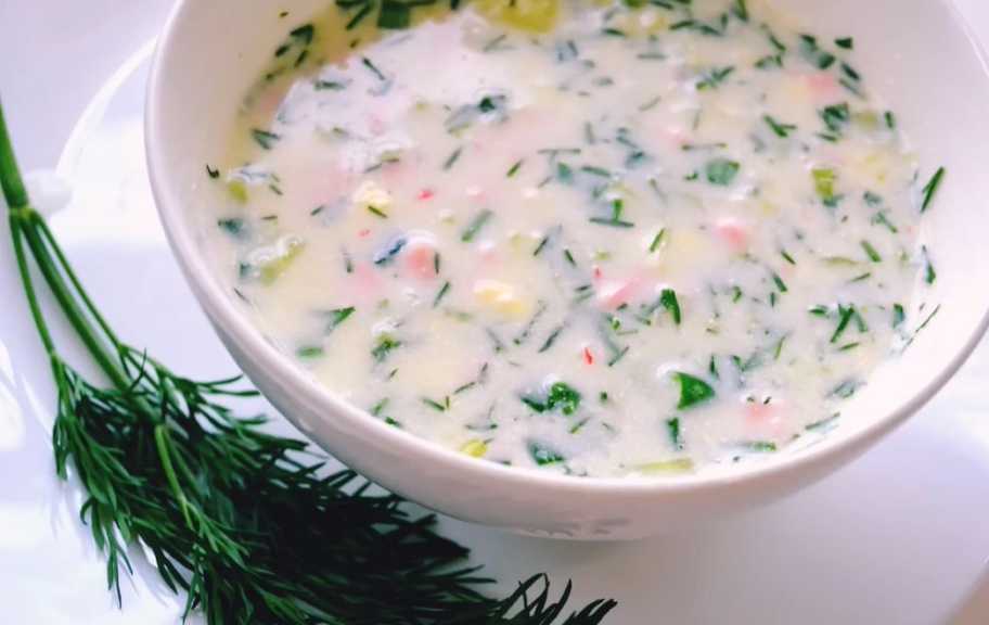 Recette : Okroshka à la saucisse, au kéfir et à l'eau minérale