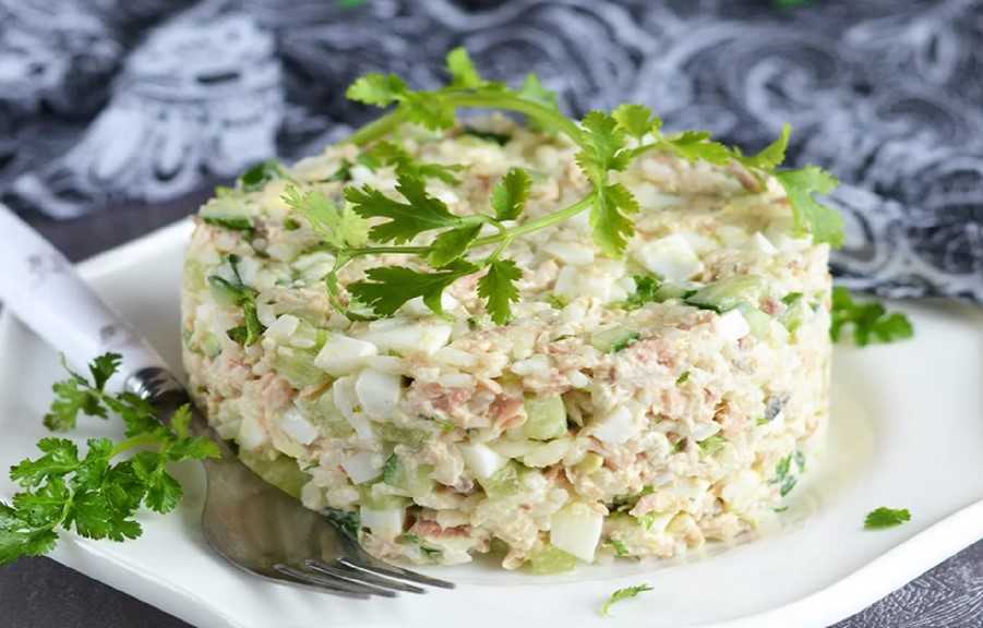 Recette : Salade au saumon rose en conserve, riz et œufs