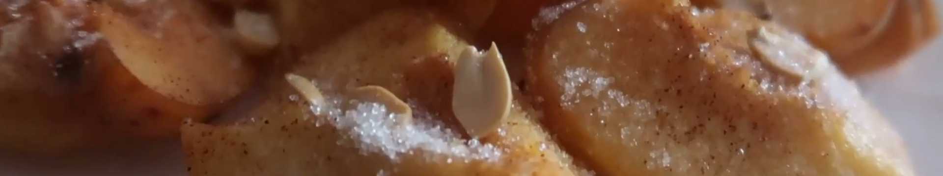 Coings cuits au four avec du miel, de la cannelle et des clous de girofle