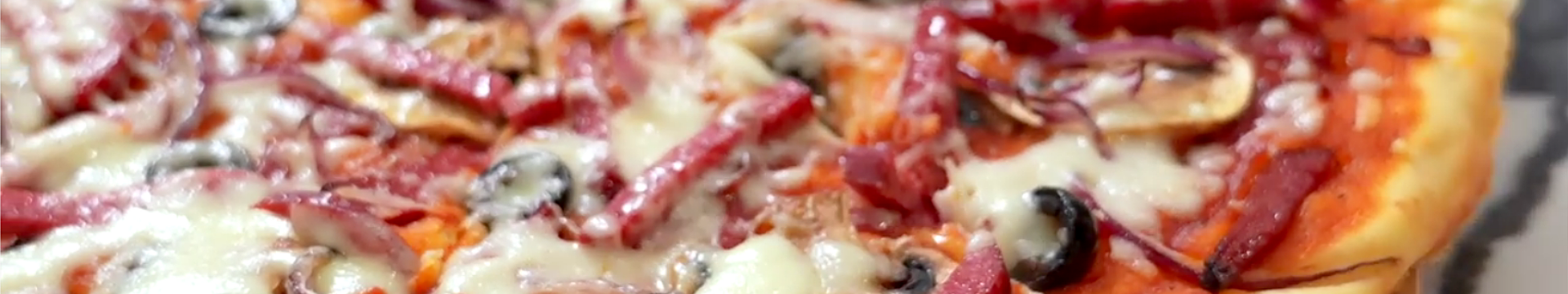 Pizza avec saucisse et pâte à frire