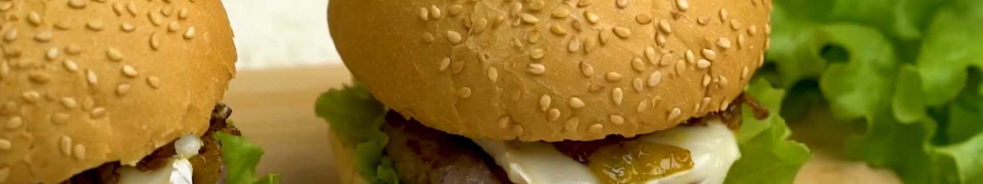 Burgers de veau avec confiture d'oignons et camembert