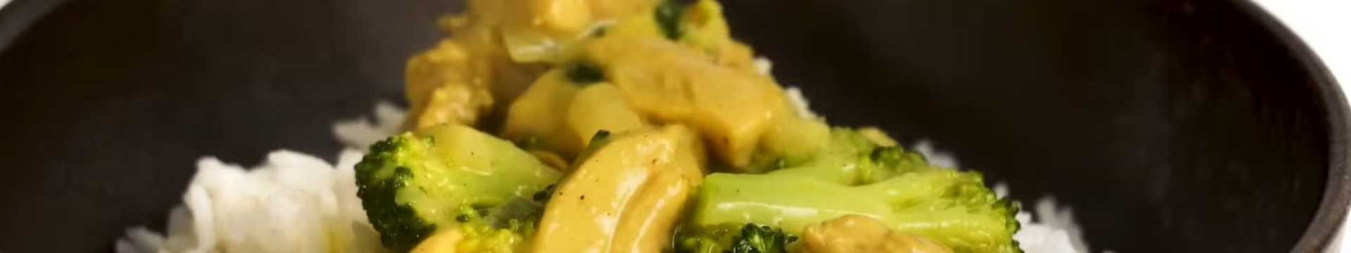 Poulet au curry avec noix de coco et brocoli