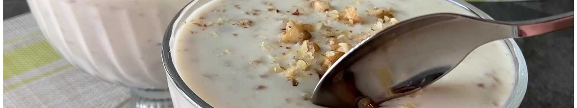 Dessert à la crème aigre et aux noix