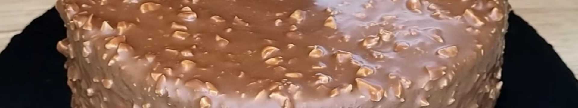 Gâteau Snickers au caramel et aux cacahuètes