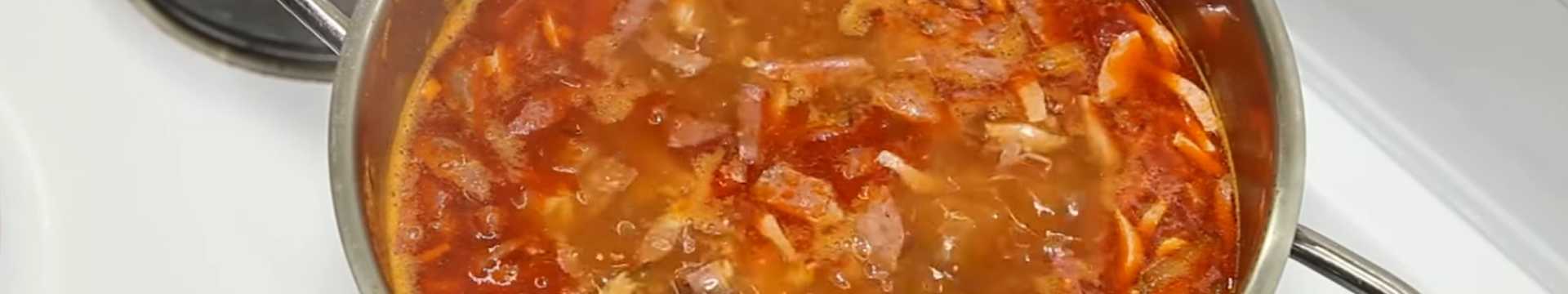 Solyanka sans viande avec saucisse