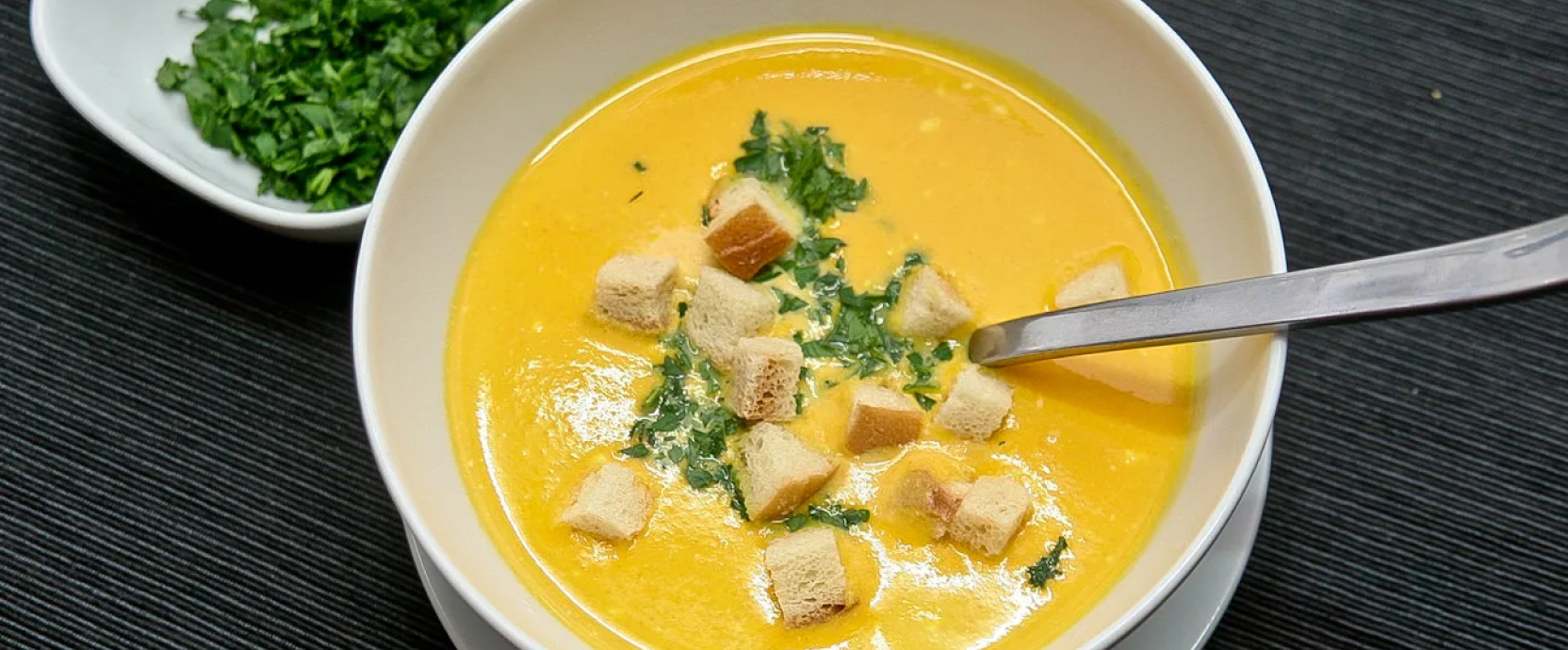 Soupe crémeuse aux pommes de terre et aux herbes