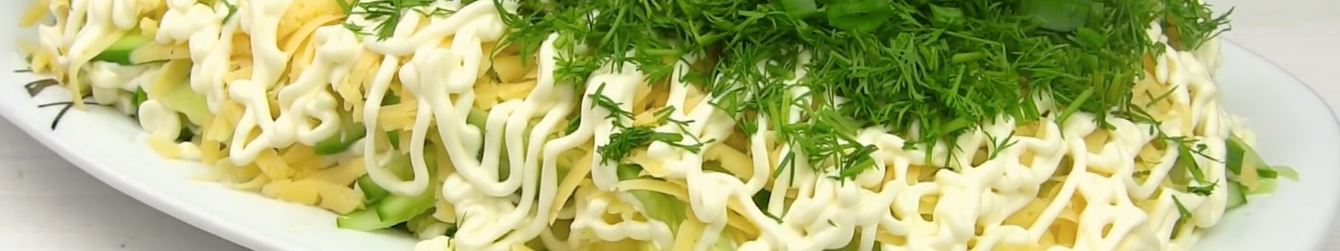 Hareng sous un manteau de fourrure avec du concombre frais