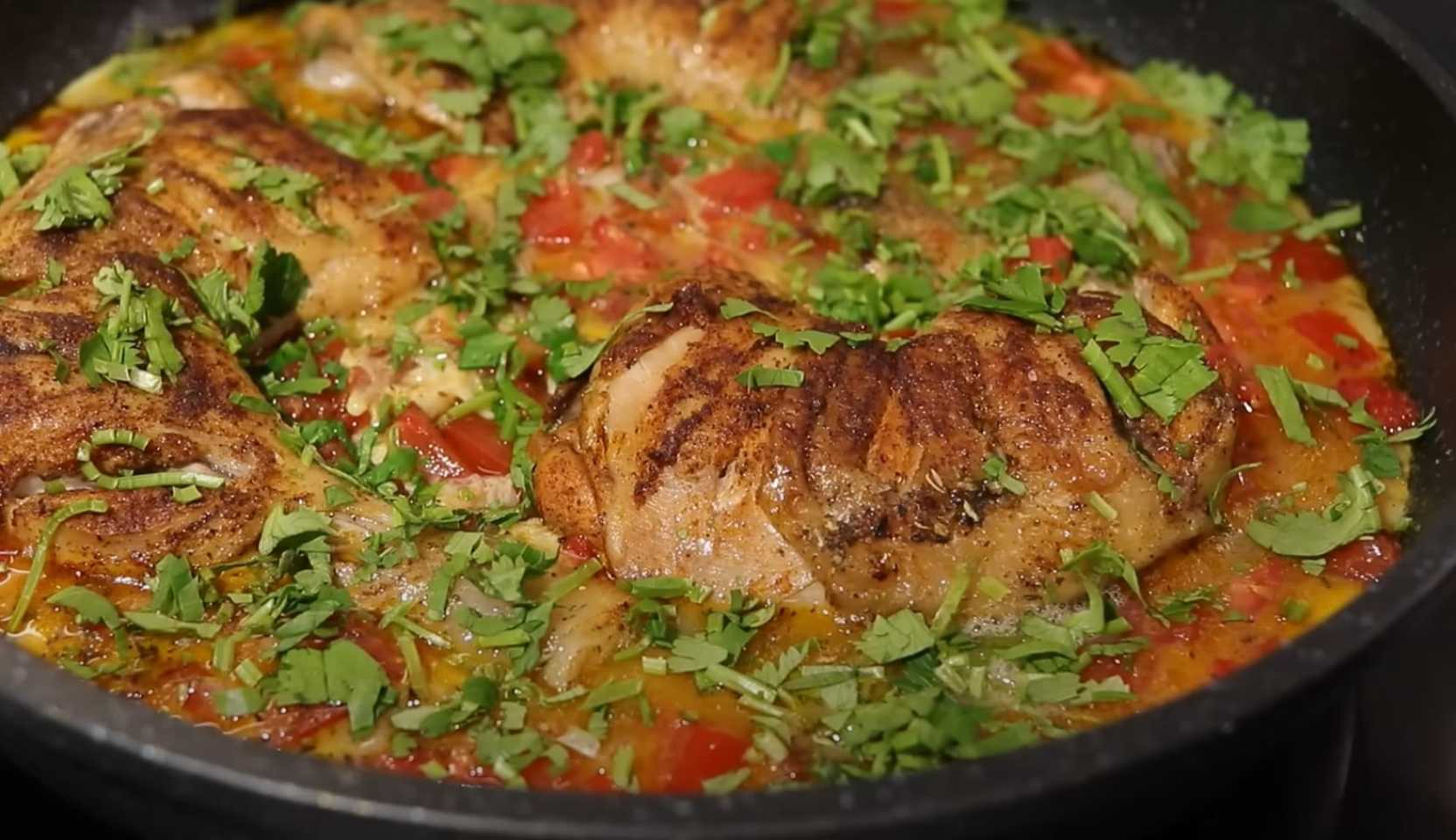 Image du plat : Cuisses de poulet poêlées avec œuf et tomates