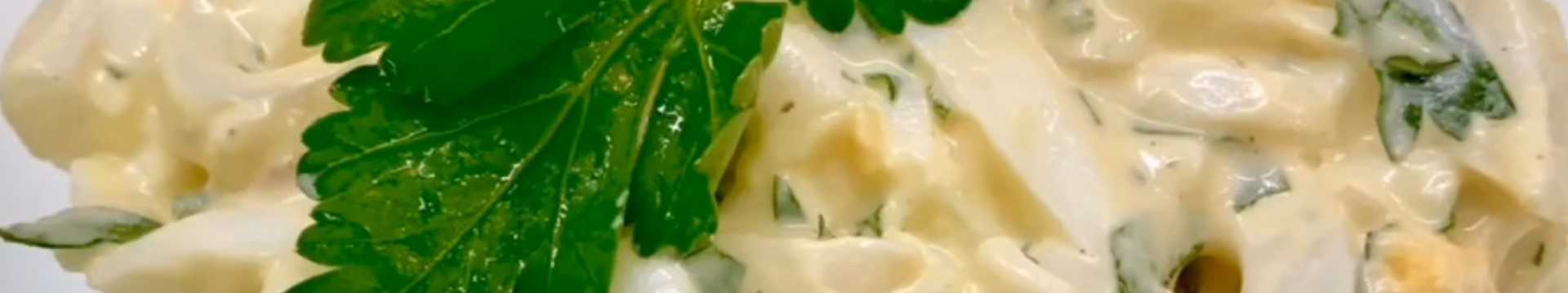 Salade de calamars classique aux œufs et aux oignons