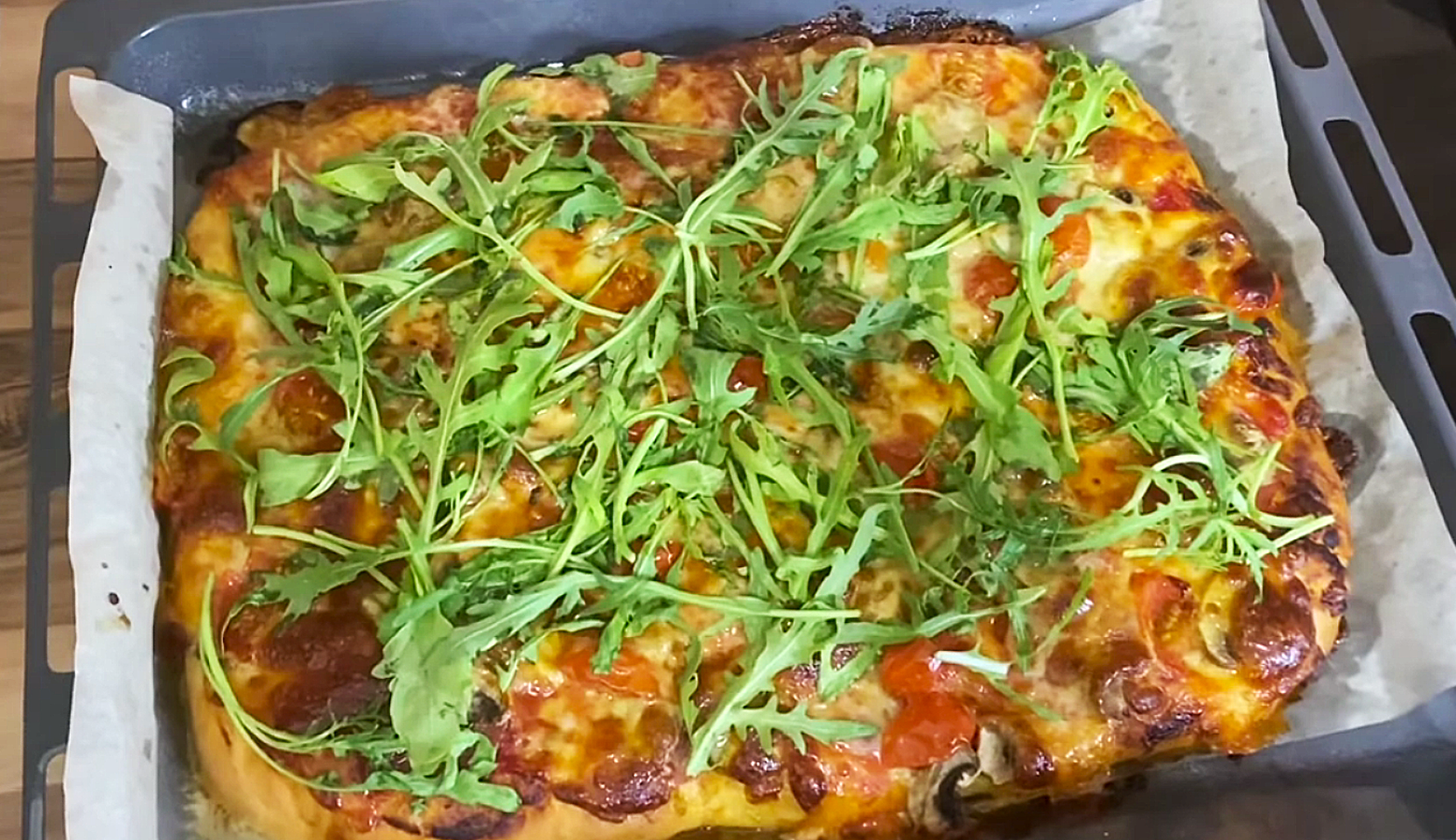 Image du plat : Pizza à la pâte levée avec saucisse et fromage