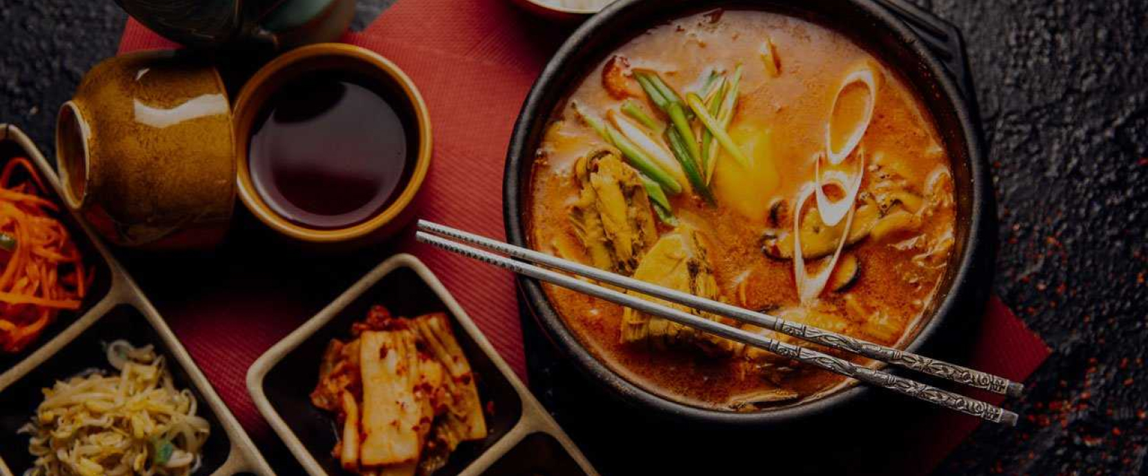 Cuisine coréenne traditionnelle - plats gastronomiques avec kimchi, ramen et gimbap