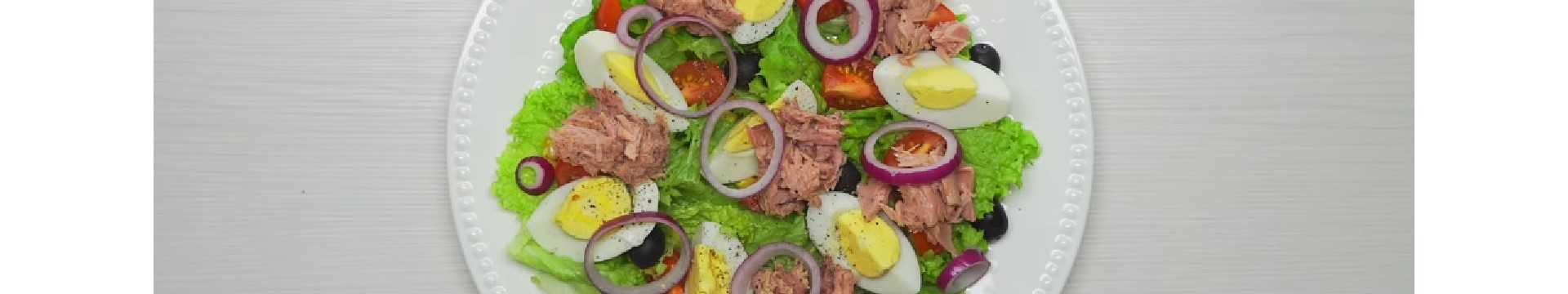 Salade niçoise classique au thon et au maïs