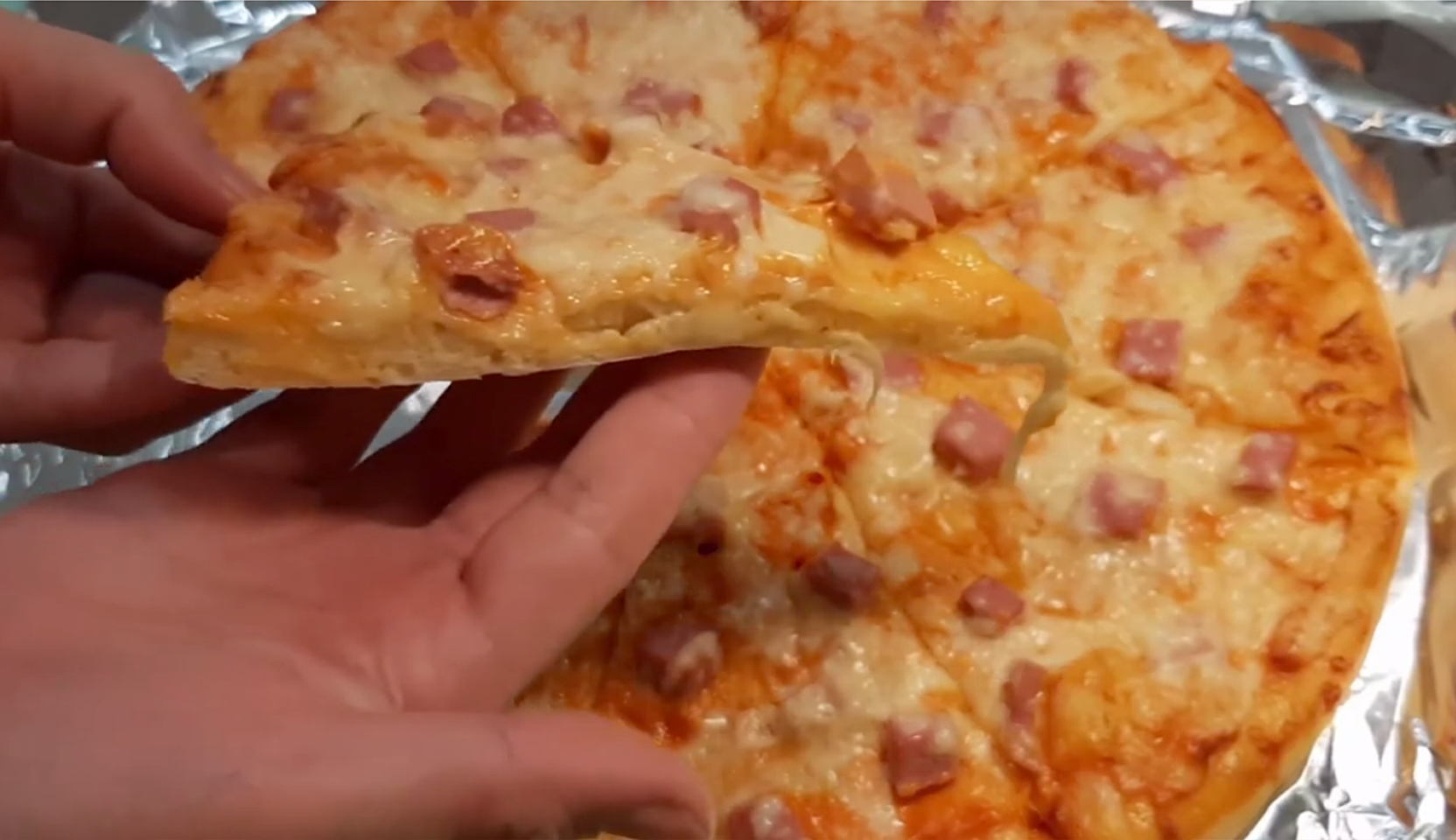 Image du plat : Pizza maison aux saucisses et au fromage au four