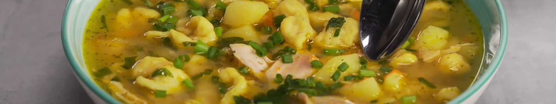 Soupe au poulet avec des quenelles