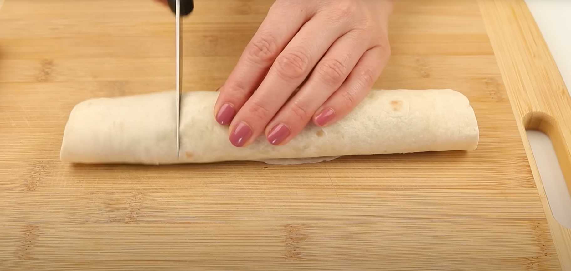 Rouleaux de viande cuits au four dans du lavash avec des légumes - Étape 10