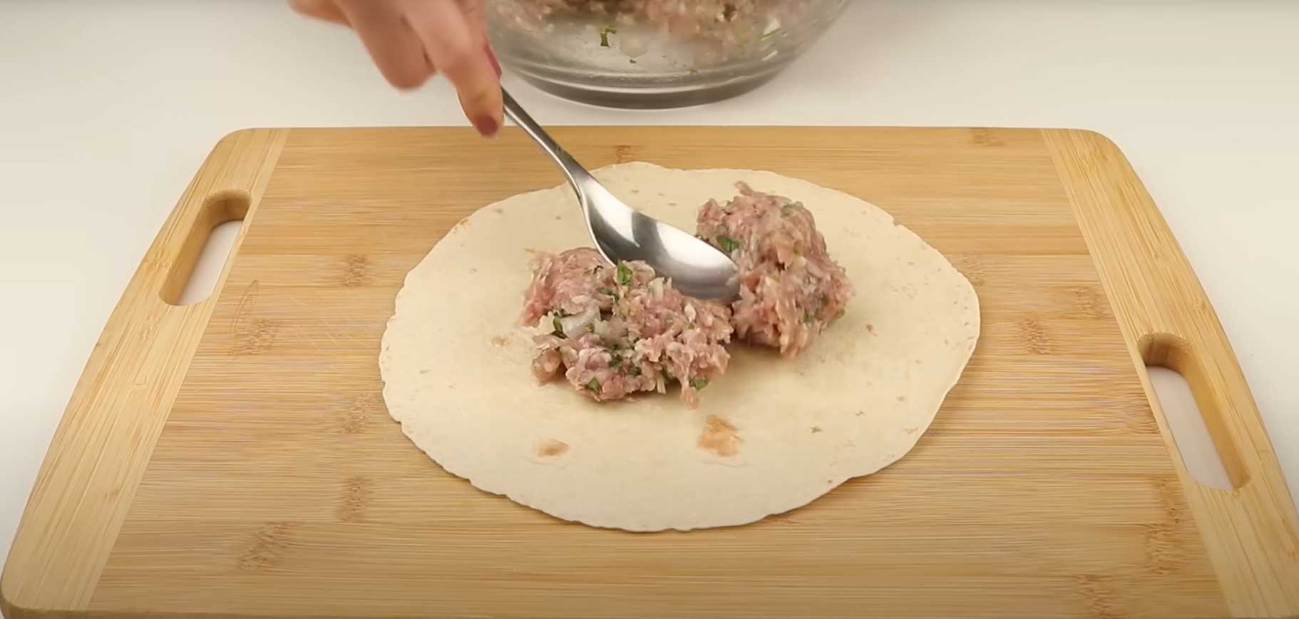 Rouleaux de viande cuits au four dans du pain lavash aux légumes - Étape 9