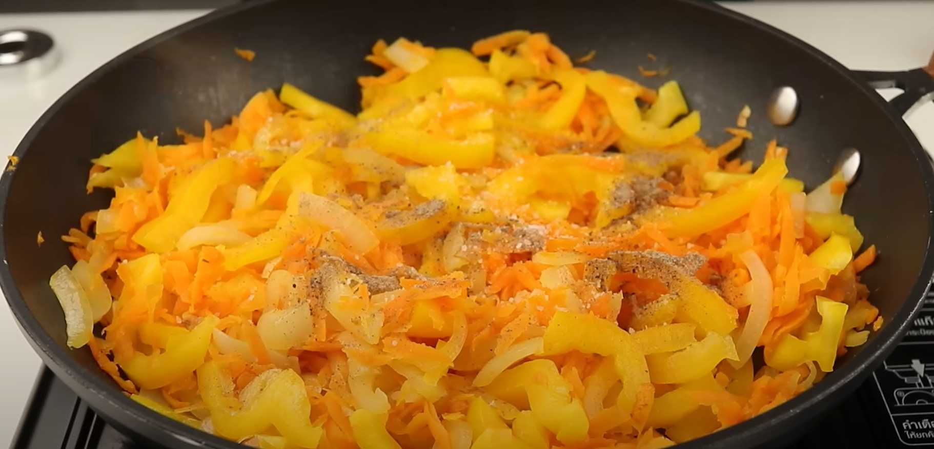 Rouleaux de viande cuits au four dans du pain lavash avec des légumes - Étape 7