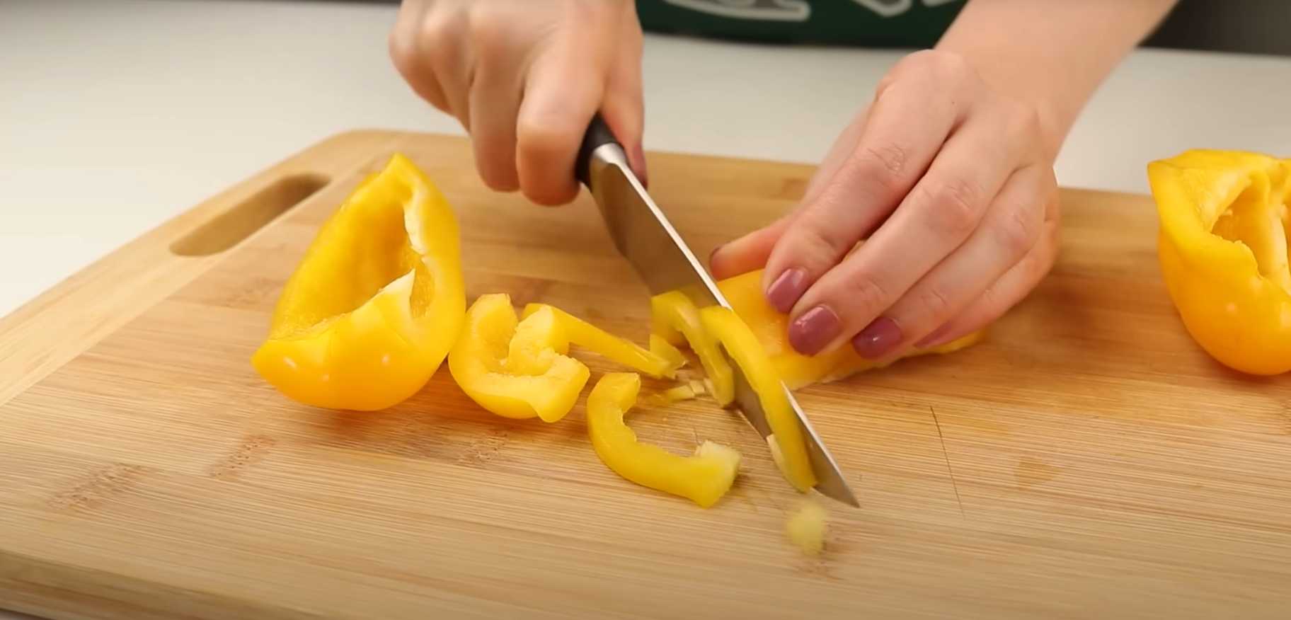 Rouleaux de viande cuits au four dans du lavash avec des légumes - Étape 6