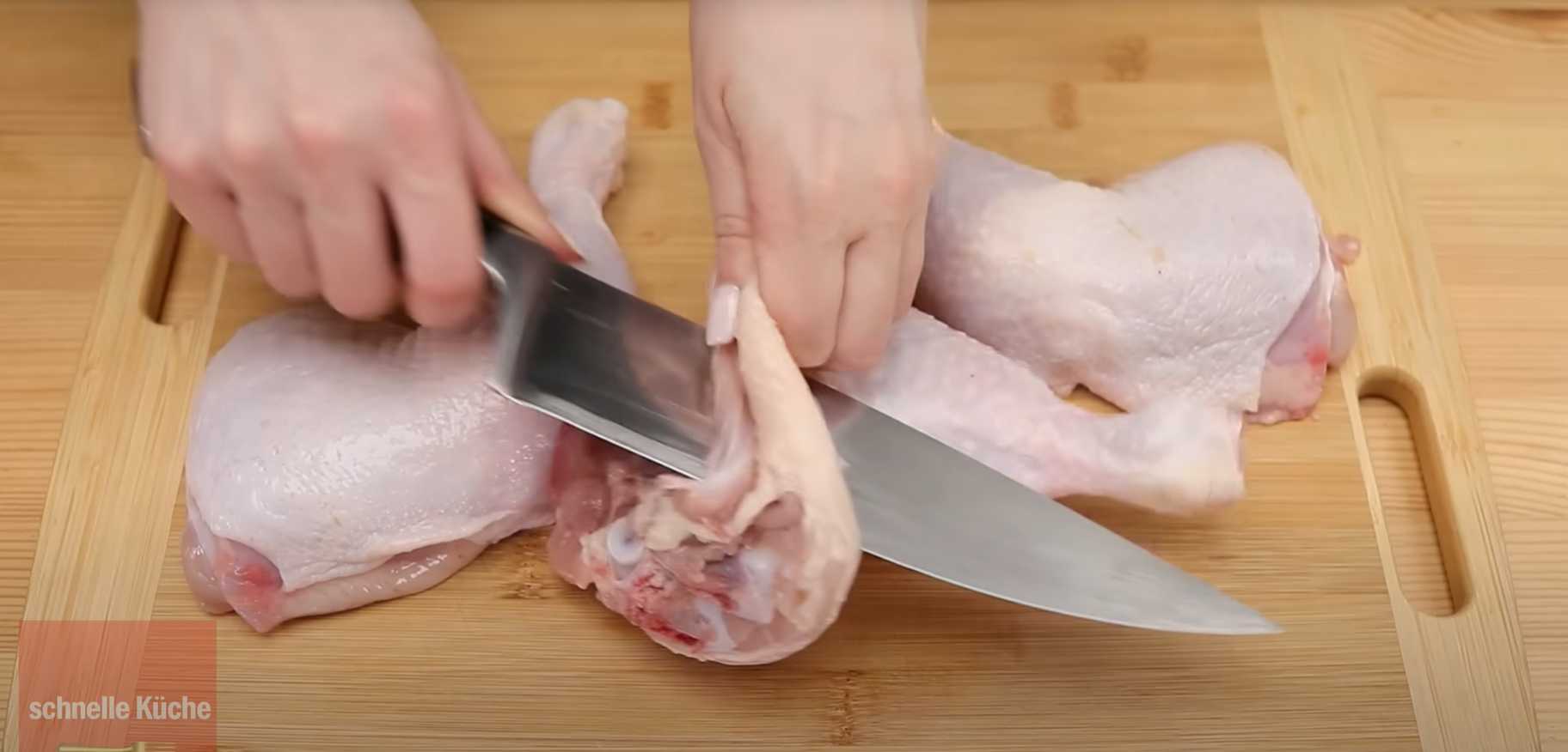 Cuisses de poulet à la poêle avec œufs et tomates - Étape 1